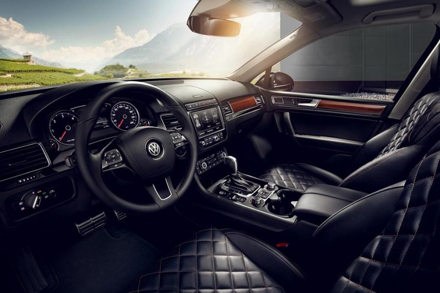 Интерьер Volkswagen Touareg R-line Executive 2016 года  (CIS) (фото 2 из 3)